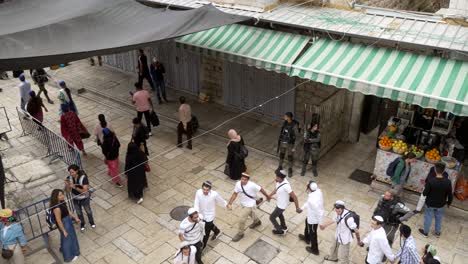 Jóvenes-Judíos-Cantan-Consignas-Nacionalistas-En-Jerusalén-Oriental:-La-Policía-Viene-A-Evitar-Enfrentamientos