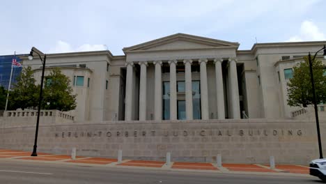 Edificio-De-La-Corte-Suprema-Del-Estado-De-Alabama-En-Montgomery,-Alabama-Con-Video-De-Cardán-Caminando-Hacia-Adelante