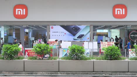 Flagship-Store-Und-Logo-Der-Chinesischen-Multinationalen-Technologie--Und-Elektronikmarke-Xiaomi-In-Hongkong