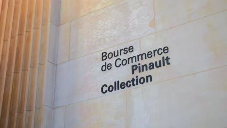 Bolsa-De-Comercio-Escribiendo-En-La-Pared-De-Entrada-Con-La-Exposición-De-La-Colección-Pinault-En-París,-Francia.