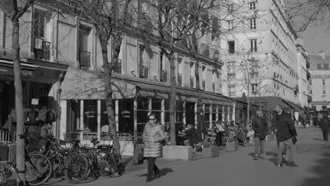 Chatelet-district-during-daytime,-Paris,-France--black-and-white-video