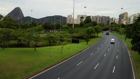 Carretera-Muy-Transitada-En-Botafogo-Con-El-Pan-De-Azúcar-En-El-Marco,-Río-De-Janeiro.