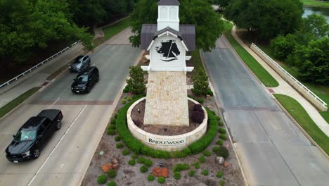 Video-Aéreo-Editorial-De-La-Entrada-A-Bridlewood-En-Flower-Mound,-Texas.