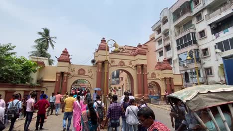 People-gathered-at-the-gate-of-Dakshineshwar-temple-at-Kolkata