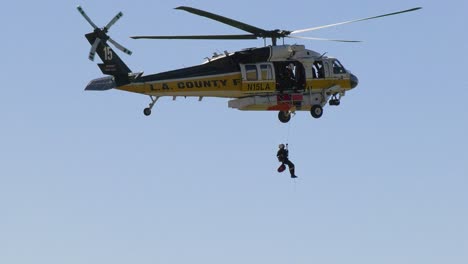 LA-county-helicopter-dropping-a-rescue-fighter-to-the-ground,-in-sunny-California,-USA