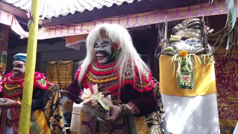 Artistas-Realizan-Teatro-Tradicional-De-Danza-Con-Máscaras-En-Una-Ceremonia-Hindú-Balinesa,-Templo-De-Bali-Indonesia-Con-Trajes-Coloridos,-Topeng