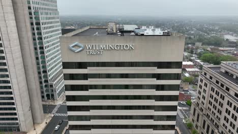 Aerial-rising-shot-of-Wilmington-Trust-building-in-Delaware