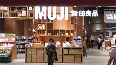 Käufer-Werden-Im-Geschäft-Des-Japanischen-Multinationalen-Haushalts--Und-Bekleidungseinzelhandelsunternehmens-Muji-In-Hongkong-Gesehen