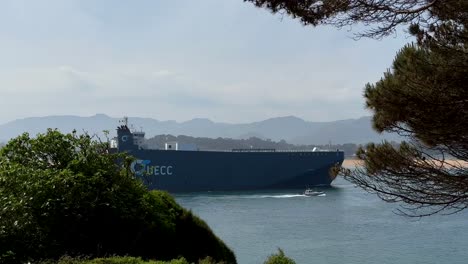 Weitwinkelaufnahme-Eines-UECC-Schiffes,-Das-An-Einem-Sonnigen-Tag-In-Den-Hafen-Der-Stadt-Santander-Einläuft-–-Im-Hintergrund-Die-Bergkette-In-Spanien