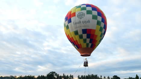 Statische-Aufnahme-Eines-Großen-Heißluftballons-Für-Eine-Ballonfahrt-Auf-Bali-In-Indonesien-Während-Einer-Abenteuerlichen-Reise-Durch-Die-Luft