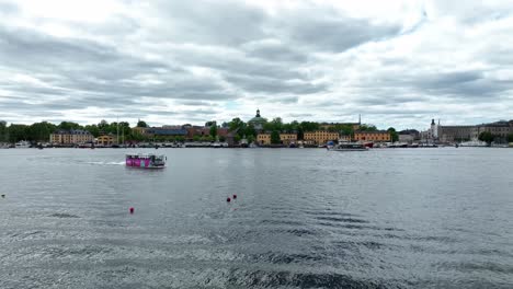 Ein-Einzigartiges-Touristen-Sightseeing-Boot,-Das-Wie-Ein-Bus-Aussieht,-Transportiert-Touristen-Auf-Dem-Wasser-Vor-Der-Insel-Djurgarden-In-Stockholm,-Schweden