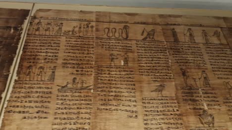 Libro-De-Los-Muertos-Manuscrito-De-Papiro-Texturizado-Egipcio-Antiguo-Exhibido-En-El-Museo-Mundial-De-Liverpool