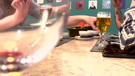 Freunde-In-Lissabons-Bar-Oder-Kneipe,-Bier-Trinken,-Brot-Und-Tolle-Oliven-Essen-Und-So-Unvergessliche-Momente-Schaffen