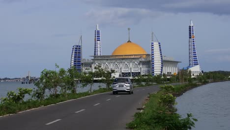 Viaje-En-Coche-A-La-Mezquita-De-Al-Alam-En-La-Ciudad-De-Kendari,-La-Mezquita-Del-Orgullo-De-Los-Residentes-Del-Sureste-De-Sulawesi.
