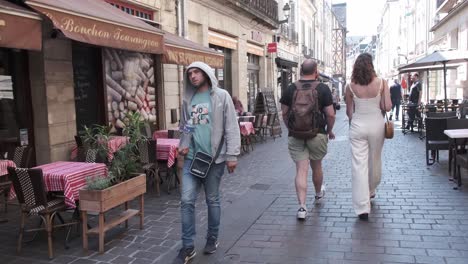 Popular-tourist-walks-among-cafes-and-restaurants-in-Vieux-Tours-in-France