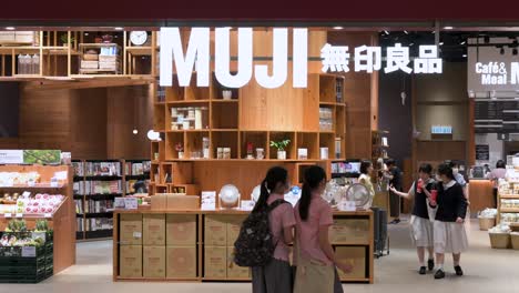 Chinesische-Käufer-Werden-Im-Geschäft-Des-Japanischen-Multinationalen-Haushalts--Und-Bekleidungseinzelhandelsunternehmens-Muji-In-Hongkong-Gesehen