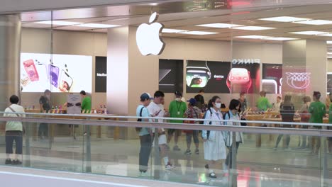 Los-Clientes-Chinos-Son-Vistos-En-La-Tienda-Y-El-Logotipo-De-La-Multinacional-Estadounidense-De-Tecnología-Apple-En-Hong-Kong