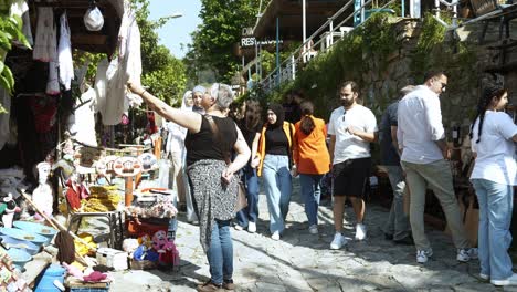 Belebte-Gepflasterte-Straßenszene-Auf-Dem-Türkischen-Dorfmarkt,-Auf-Dem-Lokales-Kunsthandwerk-Verkauft-Wird