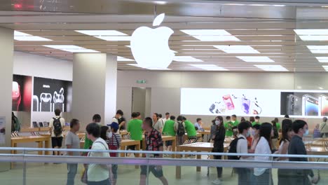 Chinesische-Käufer-Werden-Im-Apple-Store-Und-Logo-Des-Amerikanischen-Multinationalen-Technologieunternehmens-In-Hongkong-Gesehen