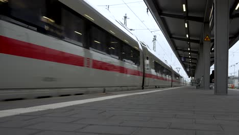 Abfahrtsbahnsteig-Des-Hochgeschwindigkeitszuges-Der-Deutschen-Bahn-Am-Frankfurter-Hauptbahnhof