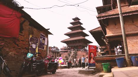 Bhaktapur-Durbar-Square-Im-Tageslicht-Mit-Vorbeigehenden-Fußgängern---Bhaktapur---Nepal
