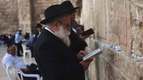 Jerusalem,-Israel:-Orthodoxe-Chassidische-Juden-Beten-An-Der-Klagemauer-In-Jerusalem