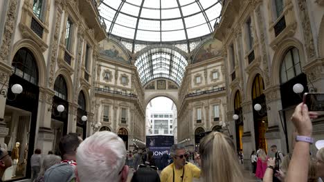Touristen-In-Italiens-ältester-Einkaufsgalerie-Vittorio-Emanuele-II,-Mailand