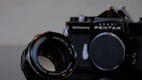 Die-Vintage-35-mm-Filmkamera-Pentax-Spotmatic-ES-2-Und-Das-Kit-Objektiv-Asahi-Pentax-Super-Multi-Coated-Takumar-55-Mm-F-1