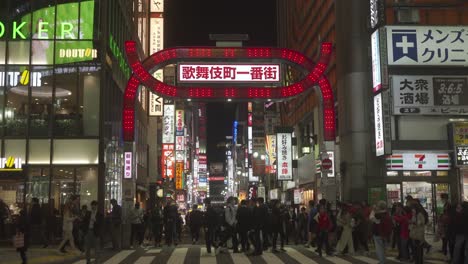 Calle-Concurrida-Con-Carteles-De-Neón-En-Shinjuku,-Tokio,-El-Barrio-Rojo-Más-Importante-De-Japón.