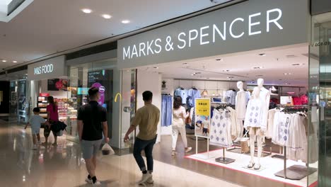 Chinesische-Käufer-Werden-Im-Britischen-Multinationalen-Einzelhandelsgeschäft-Marks-And-Spencer-In-Hongkong-Gesehen