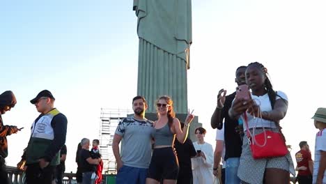 Eine-Menge-Touristen-Klicken-Und-Posieren-Für-Die-Fotos-Vor-Der-Berühmten-Christus-Erlöser-Statue-Am-Corcovado-Berg