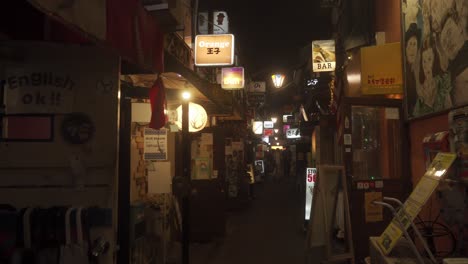 Nachtansicht-Einer-Engen-Straße-Mit-Kleinen-Bars-Und-Restaurants,-In-Denen-Die-Einheimischen-In-Golden-Gai,-Shinjuku,-Essen-Gehen