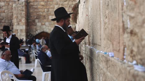 Hombre-Judío-Israelí-Orando-Y-Leyendo-En-El-Barrio-Judío-De-Jerusalén-En-El-Muro-Occidental-De-Las-Lamentaciones-De-La-Ciudad-Vieja