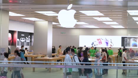 Los-Clientes-Son-Vistos-En-La-Tienda-Y-El-Logotipo-De-La-Multinacional-Estadounidense-De-Tecnología-Apple-En-Hong-Kong