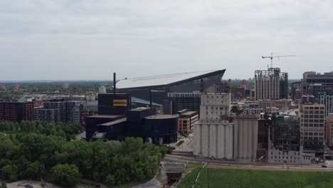 Wide-aerial-rising-shot-of-the-Guthrie-Theatre-and-the-Gold-Metal-Flour-building-in-downtown-Minneapolis,-Minnesota