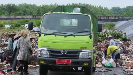 Final-waste-disposal-site-and-the-scavengers-who-work-there,-central-java,-Indonesia