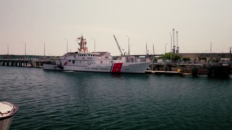 Barco-De-La-Guardia-Costera-De-Los-Estados-Unidos-Atracado-En-El-Puerto-De-Portland-Maine