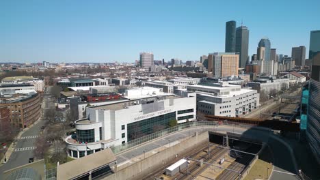 Filmische-Einspielung-Der-Northeastern-University-Mit-Der-Skyline-Von-Boston-Im-Hintergrund