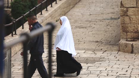 Muslimische-Frauen,-Die-Durch-Die-Antike-Stadtmauer-Gehen,-Kultur-Des-Nahen-Ostens,-Authentische-Frauen,-Diversitätsrechte