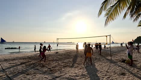 Menschen-Spielen-Volleyball-Am-Strand-Bei-Sonnenuntergang-Auf-Der-Insel-Boracay,-Philippinen