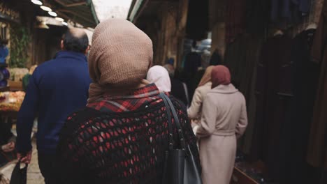 Muslimische-Frauen-Gehen-Eine-Alte-Stadtstraße-In-Der-Kulturellen-Vielfalt-Des-Nahen-Ostens-Entlang