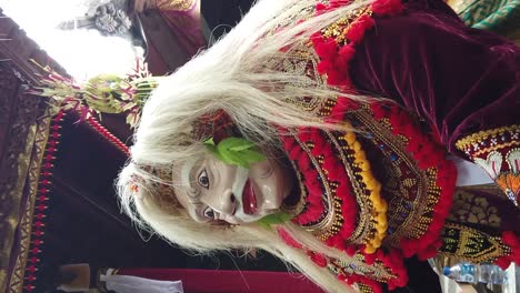 Bailarina-Enmascarada-Realiza-Video-Vertical-Del-Templo-De-Danza-Topeng-Bali-Indonesia,-Teatro-De-Danza-Dramática-Arte-Tradicional