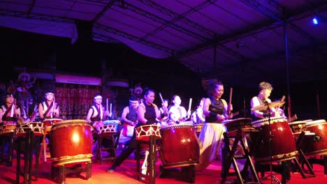 Los-Músicos-Tocan-Tambores-Taiko,-Percusión,-Viven-Enérgicamente-En-El-Escenario,-Cultura-Asiática,-Instrumentos-Tradicionales.