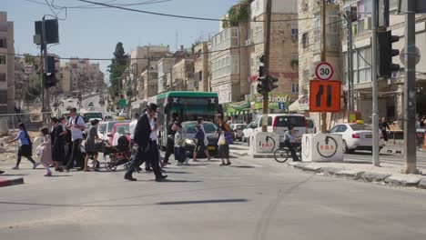 slowmotion-pedestrian-crossing,-downtown-in-Jerusalem