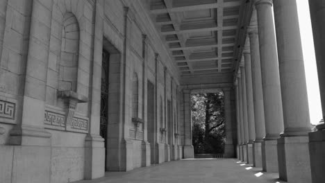 Exterior-corridor-of-historic-building-in-Parc-Du-Cinquantenaire,-Brussels,-Belgium