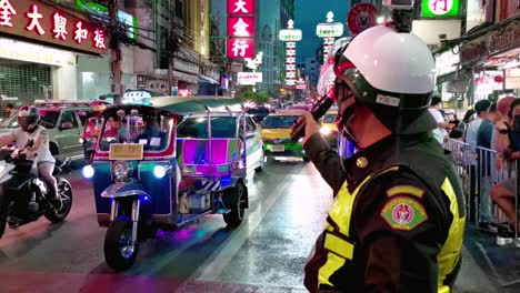 Thailändischer-Verkehrspolizist-In-Bangkoks-Chinatown-Winkt-Nachts-Dem-Verkehr-Zu