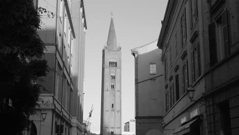 Blick-Auf-Den-Markusplatz-In-Venedig-Rund-Um-Die-Basilika-Der-Abtei-San-Mercurial,-Forli,-Italien