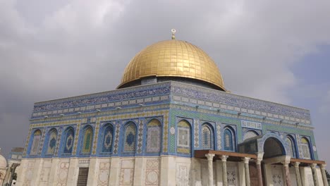 Steadicam-Shot-Arches-Of-Golden-Dome-Of-The-Rock-In-Jerusalem,-Israel