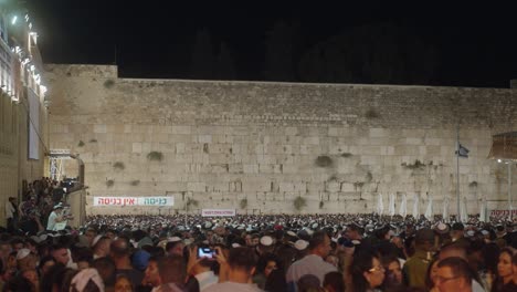 Jewish-holidays-at-western-wall,-evening-praying