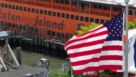 Amerikanische-Flagge-Und-Die-Flagge-Des-New-Yorker-Verkehrsministeriums-Wehen-Vor-Der-Fähre-Nach-Staten-Island